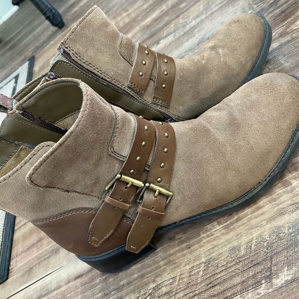Clark’s casual suede booties size 9.5